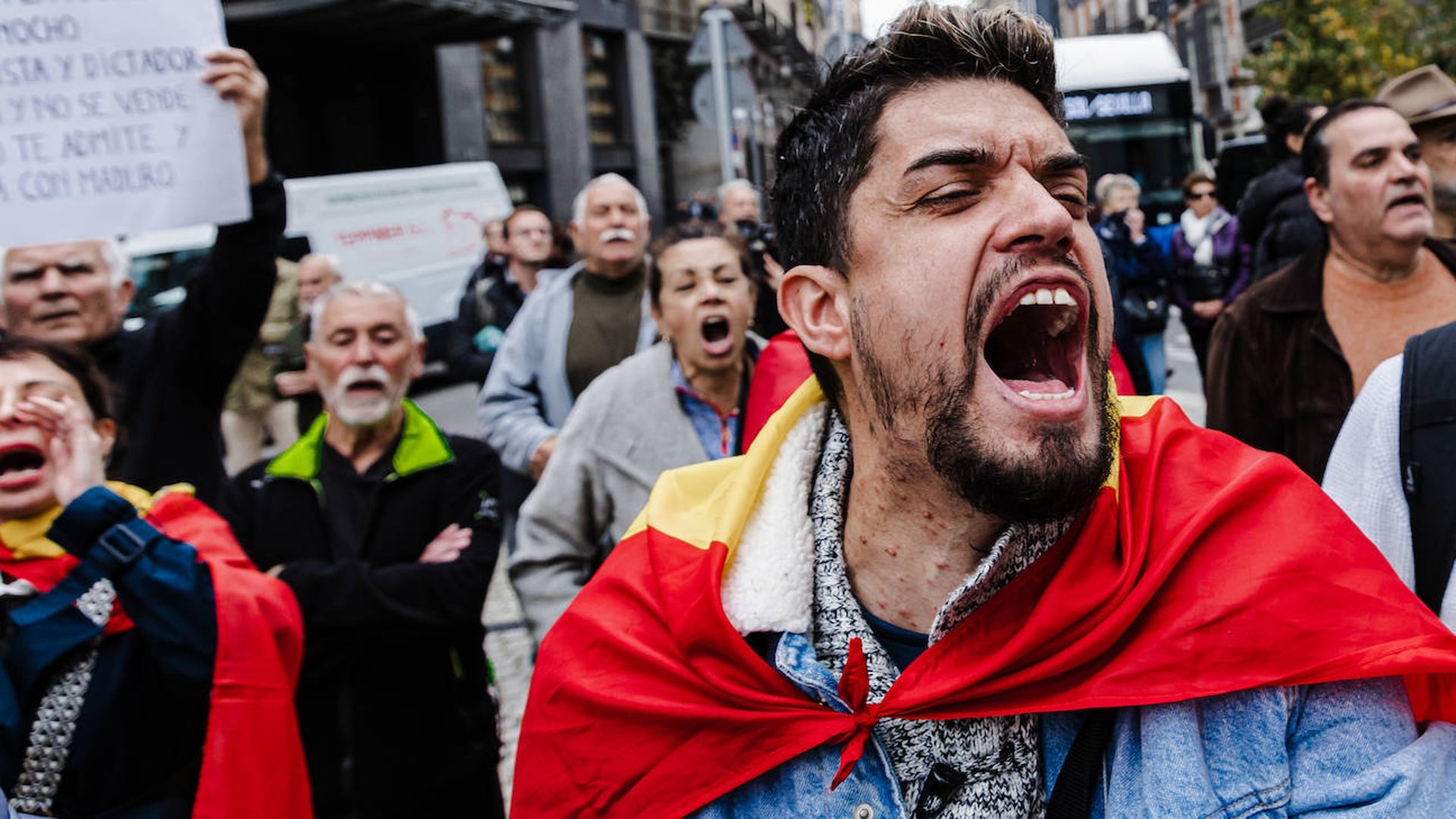 Decenas De Personas Se Concentran Contra S Nchez En El Per Metro Del